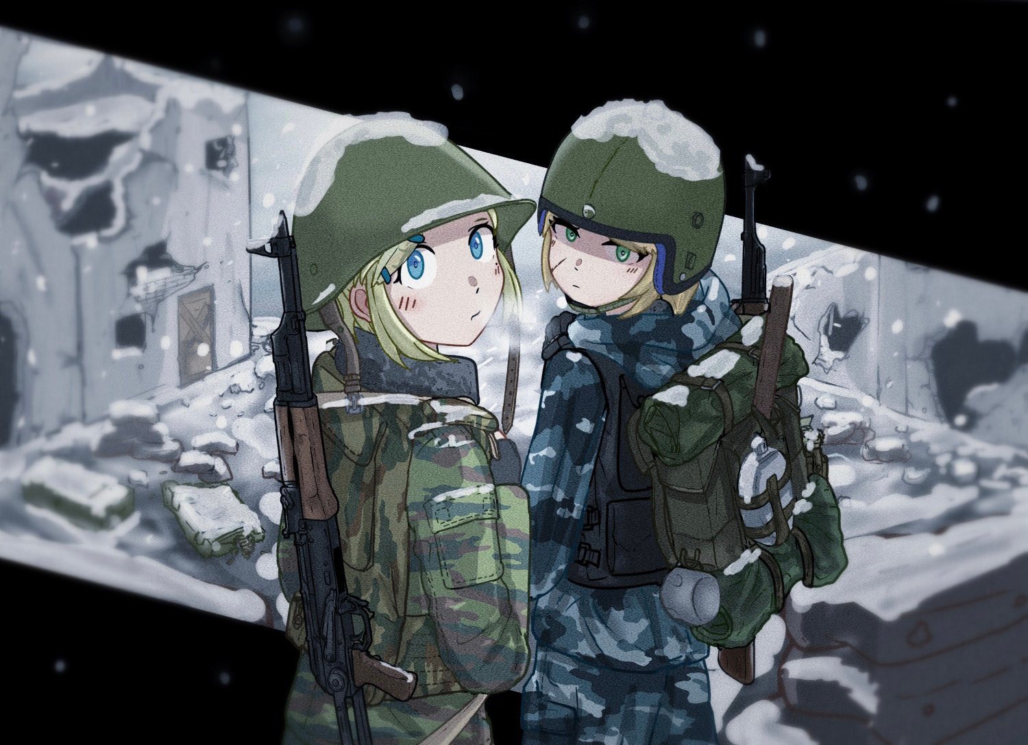 雪中两名戴钢盔的少女对视